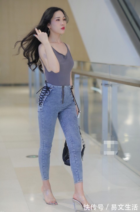 背心|长发披肩的姑娘,这牛仔裤侧面还要“系带”,看着都麻烦!