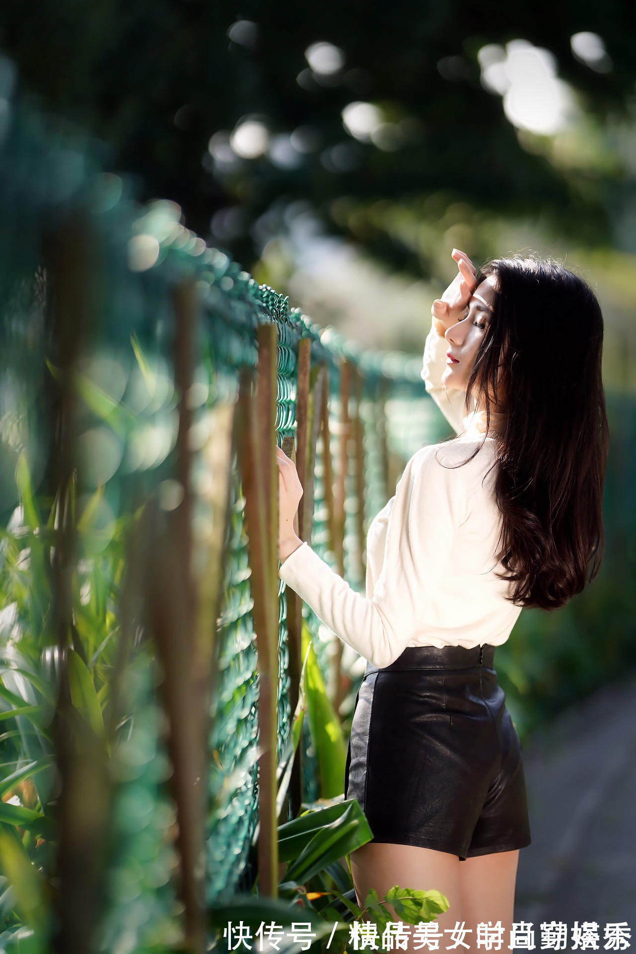 小姐姐 黑色皮裤裙性感时尚,上搭一件简约的米白色针织衫,经久耐看