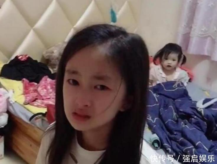 怒怼道|姐姐在写作业，妈妈强行将妹妹送进姐姐房间，姐姐怒怼道你起开