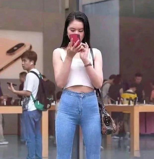 时尚 紧身牛仔裤设计简单,穿起来舒适时尚,穿起来尽显曲线美!