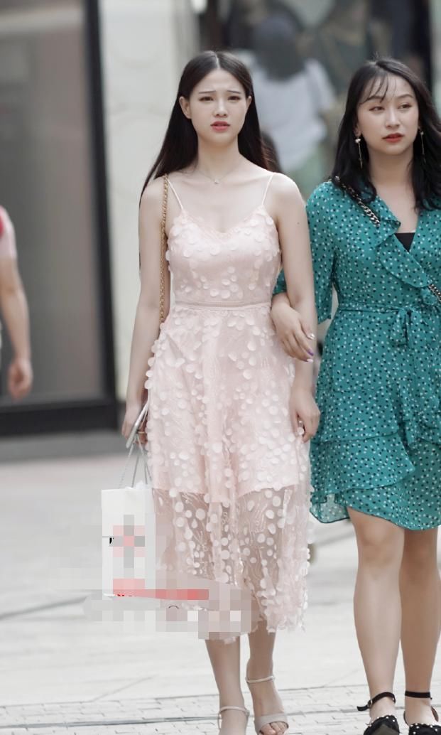 裸色系的"树叶"点缀,小姐姐选的裙子很吸睛