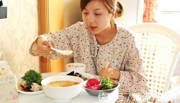 生娃|女儿嫁人生娃后，为何不能回娘家坐月子网友看完发现原来如此