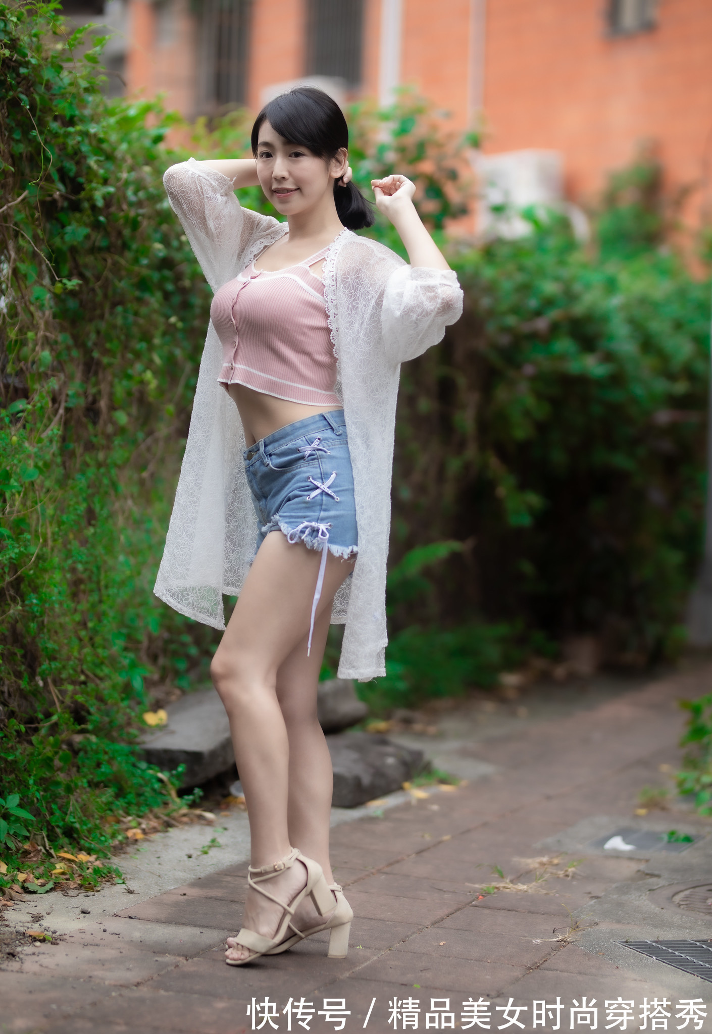 防晒|清凉干净的穿搭才会更吸引眼球，一件吊带、一件防晒长衫足矣