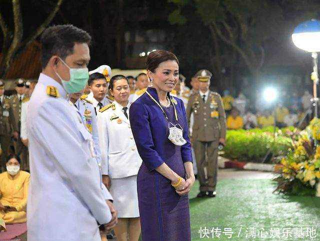 诗妮娜一下车立马跪趴在水泥地不疼吗?比苏提达更卑微,曲线绝了