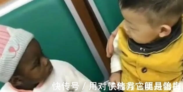 孩子|有种“懵逼”叫中国娃看到非洲娃,2娃表情一脸疑惑:太可爱了