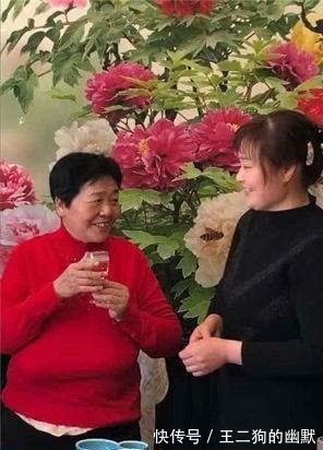 怀孕|67岁高龄怀孕选择生下女儿,引起全网争议的枣庄一家怎么样了?