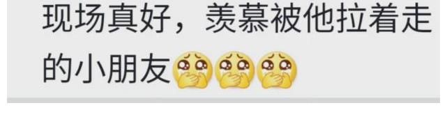 |陈伟霆游玩被拍，把游客孩子牵走超搞笑，网友：自己生个吧！