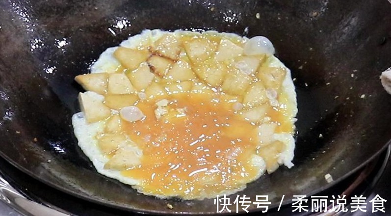 豆腐里打入三个鸡蛋,原来这么好吃,金黄香酥,轻松解决家人早餐