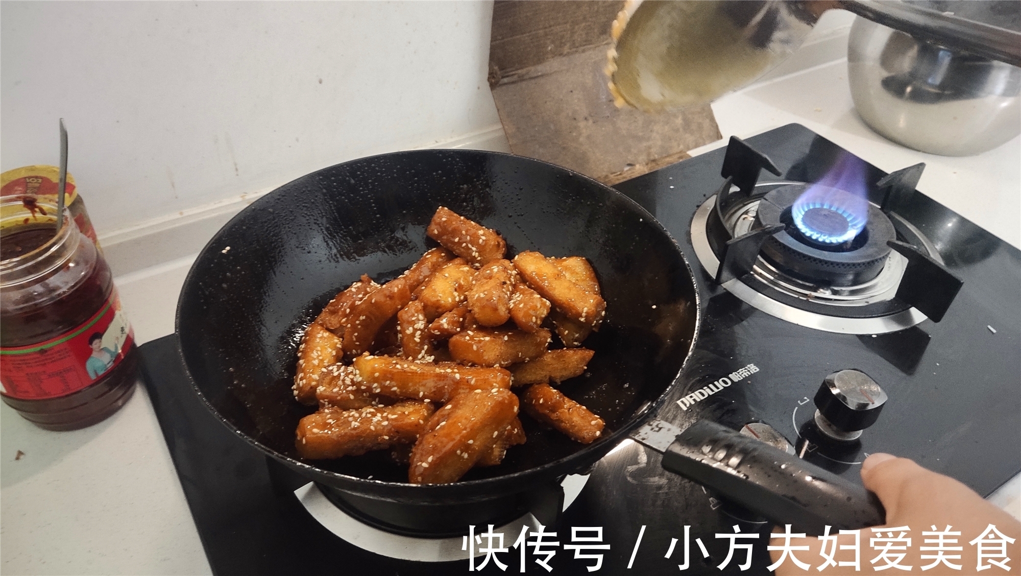 小方教你做家庭版拔丝馍，香甜可口金黄酥脆，咬上一口能爆汁！