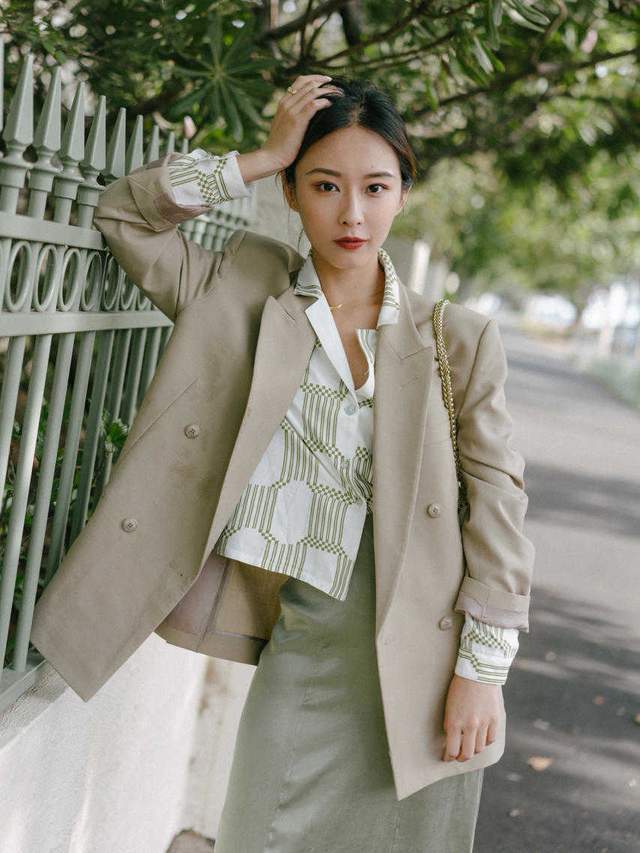 穿搭|立秋后,用西服搭配裙子时髦又显气质,小个子的女生都爱了