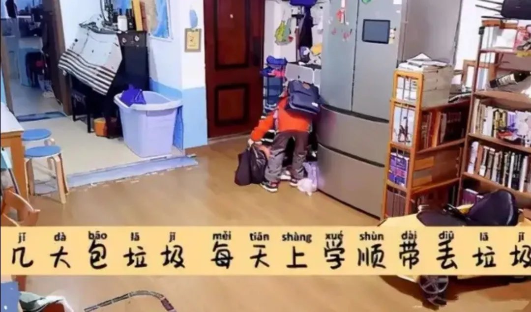 孩子|妈妈被3岁儿子锁喉：教育要从小抓，规矩要从小立