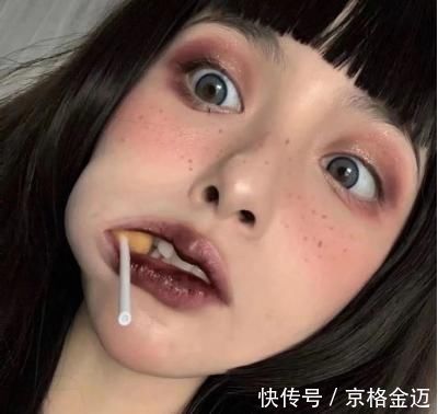 唇刷 “涂口红”有3个禁忌,00后却已成习惯,难怪唇纹重还总起皮!