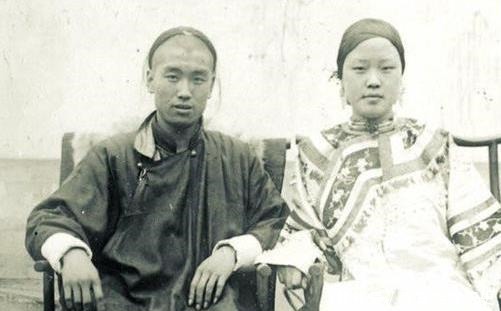 对夫妻|清朝罕见的“夫妻”合照，个个五官僵硬，唯有最后一张倾国倾城！