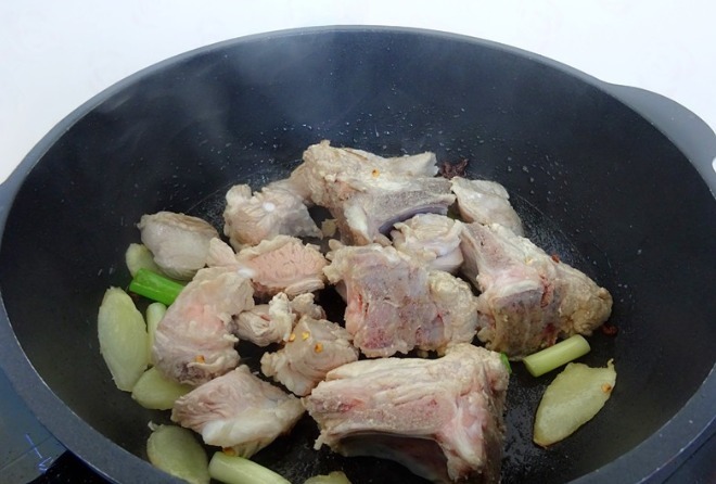 这个方法焖排骨,百吃不厌,不加一滴水,鲜香软烂又入味,特香