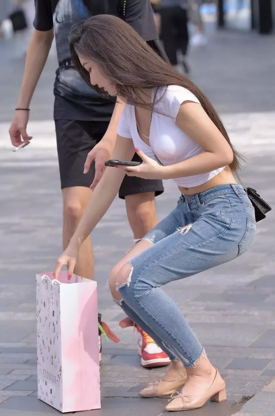 牛仔 白色紧身半袖搭破洞牛仔的气质阿妹, 微胖的身姿好迷人!