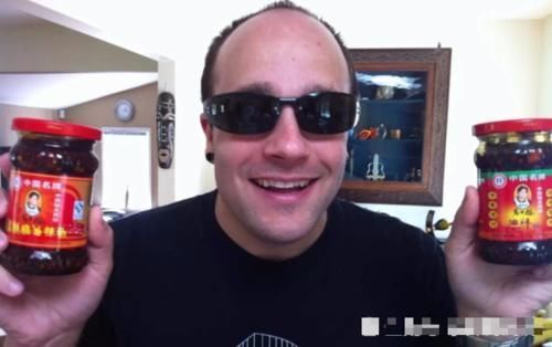 放大|小伙将老干妈放大400倍!密密麻麻都是这东西,网友:再也不吃了!