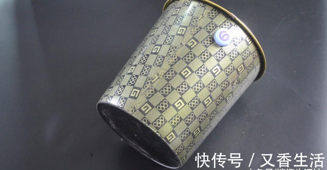 垃圾桶上粘一个塑料瓶, 一年还能帮家里省不少钱, 可惜知道的人不多