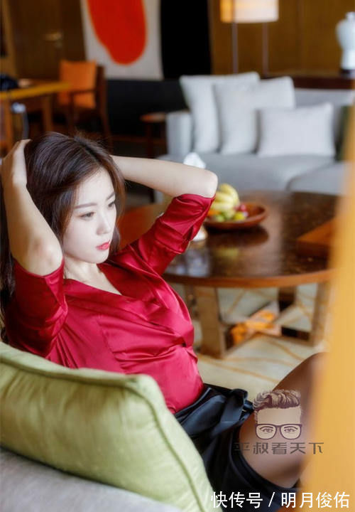 身材|美女穿搭:小姐姐爱穿红色休闲衬衫配紧身黑色开叉裙,性感妩媚,熟女风超吸引人!