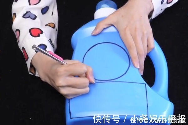 全家|洗衣液瓶子不要扔,简单切几刀,放在床上,全家人都抢着用!