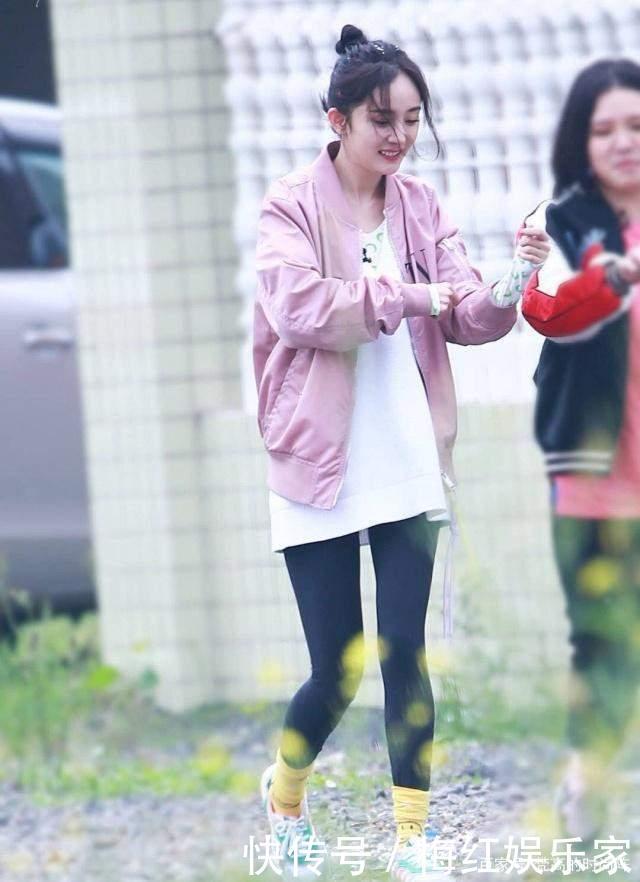 最近火了一种新穿法，“鲨鱼裤+老爹鞋”，显瘦显高！明星都上头