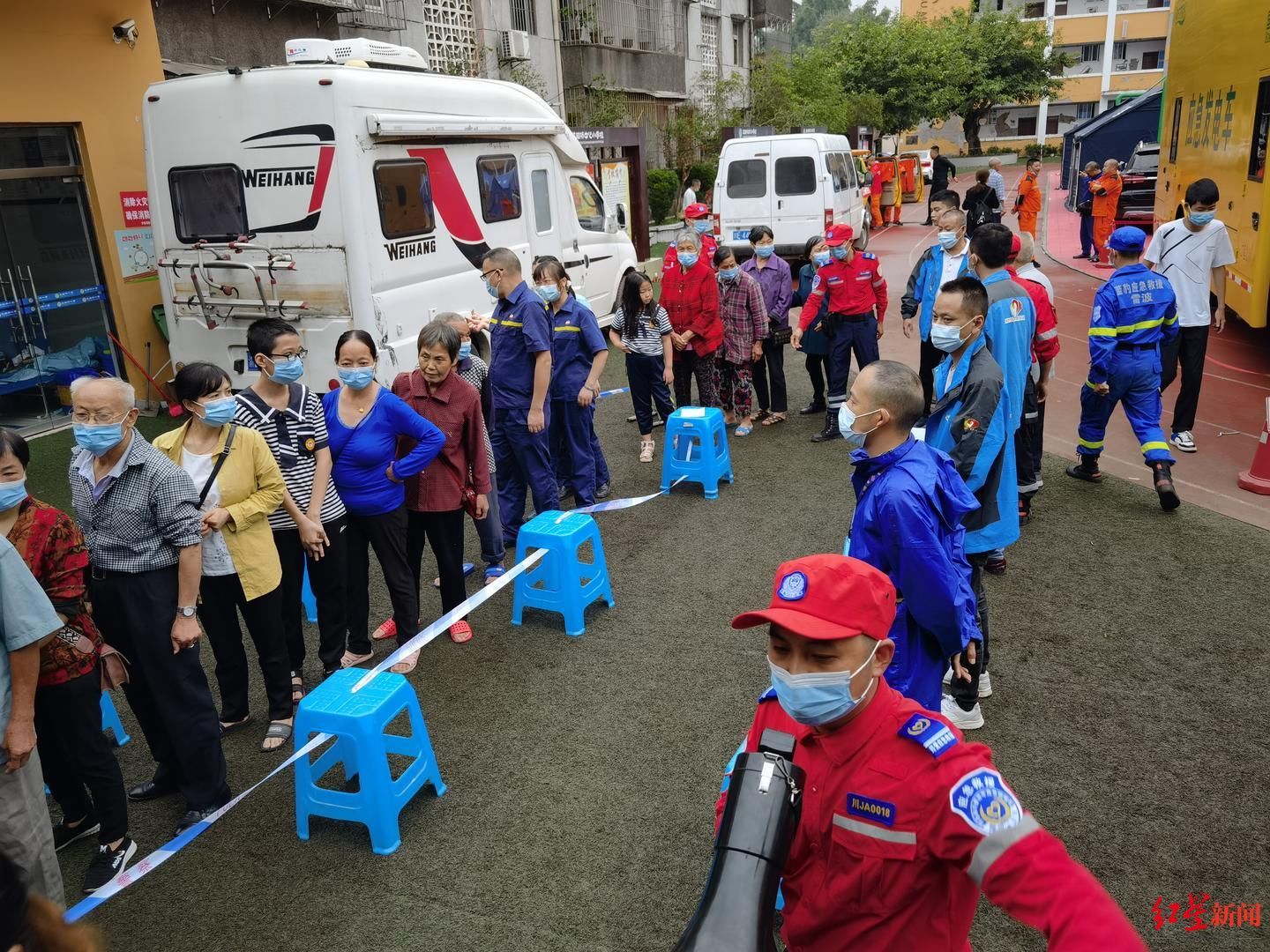 群众|震后安置点的第一顿早餐：秩序井然，群众吃上热气腾腾的面条和粥