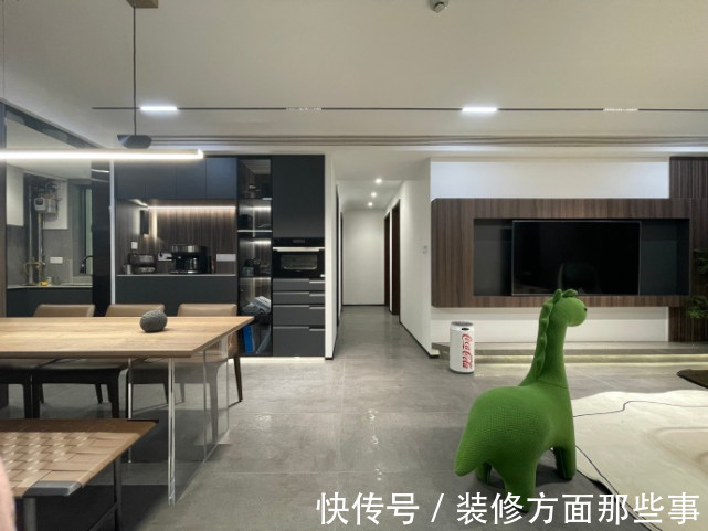 爱格|115平现代简约风,灰色影视墙是格栅和木饰面的结合