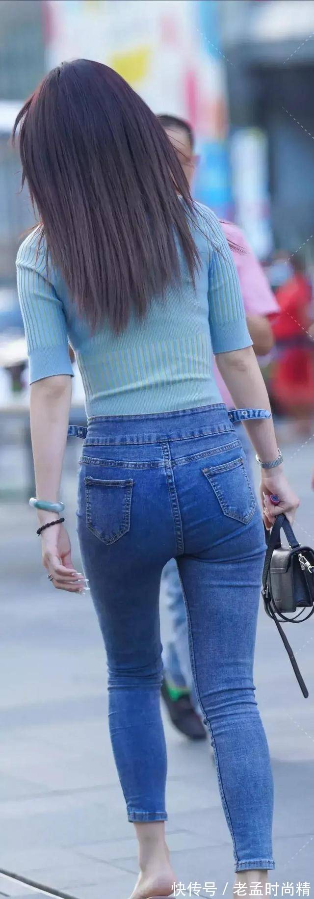 气质|蓝色针织半袖上衣，搭配紧身牛仔裤，小姐姐又美又飒气质优雅迷人