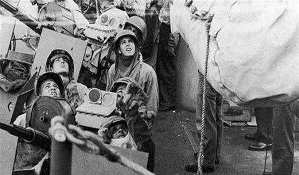 炸毁|日本飞行员不堪忍受上级毒打,一怒之下炸毁指挥所,30人当场丧生