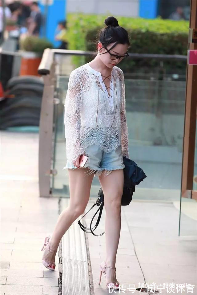 搭配 美女搭配一双尖头的小高跟鞋,自然散发出一种知性轻熟的女性气质