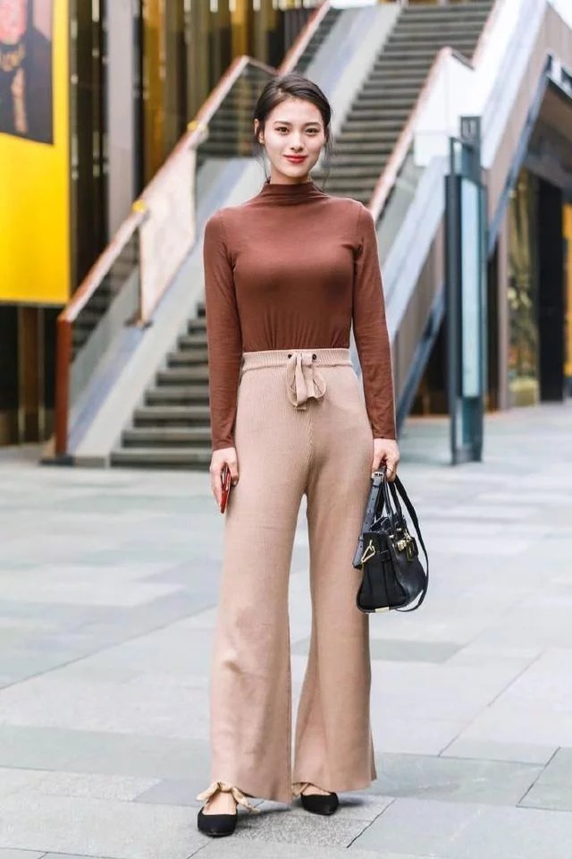 街拍:身材不错的小姐姐,披肩的长发,尽显女性魅力