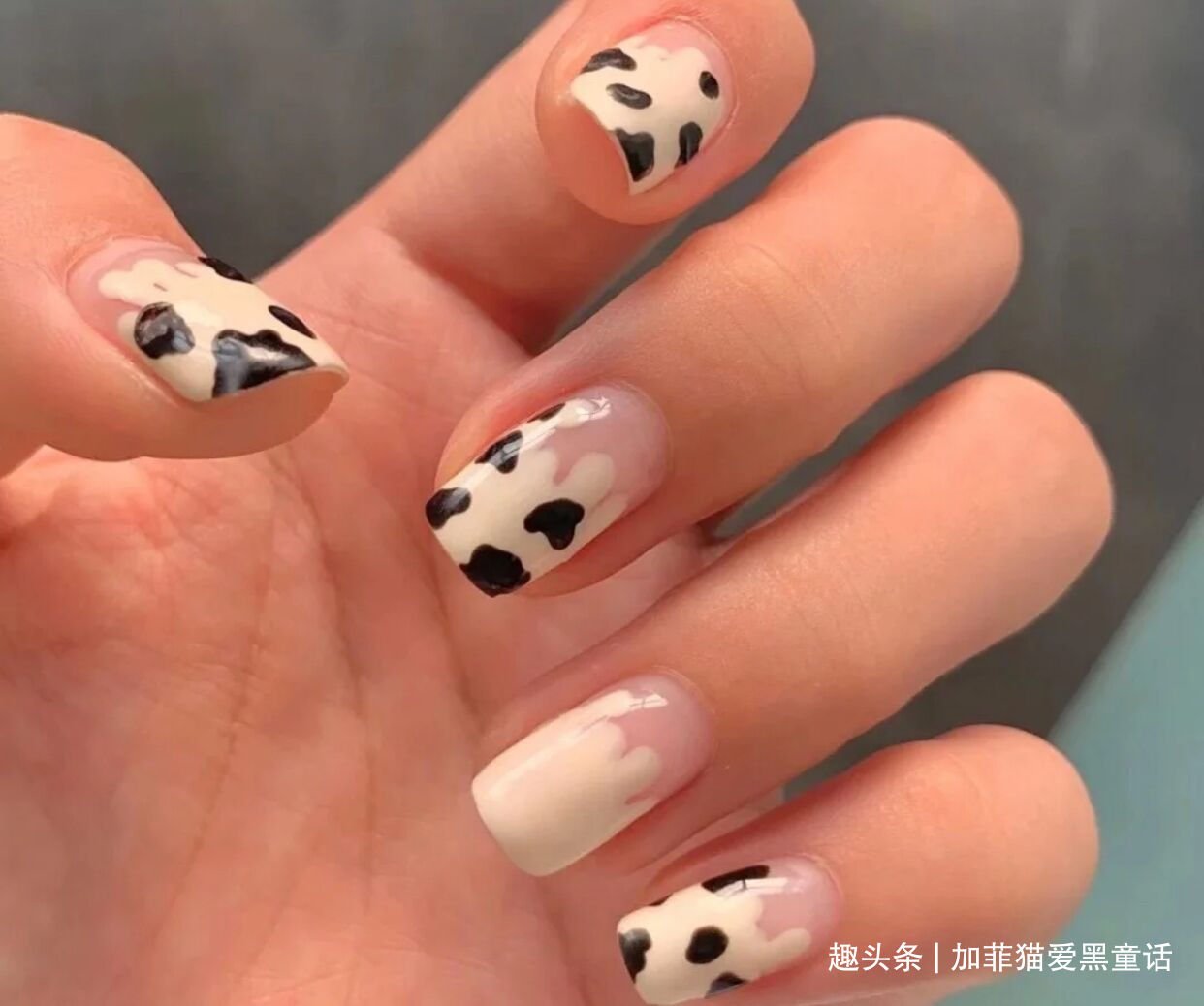 不会过时的九款的奶牛纹美甲，氧气滴感好可爱，甜酷撞色趣味多