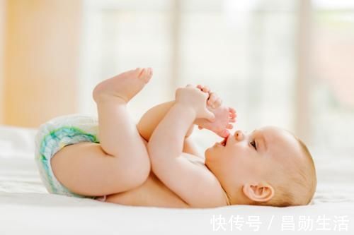 小动作|宝宝睡整觉后,晚上还需要给他们换尿不湿吗?主要得看这3个因素