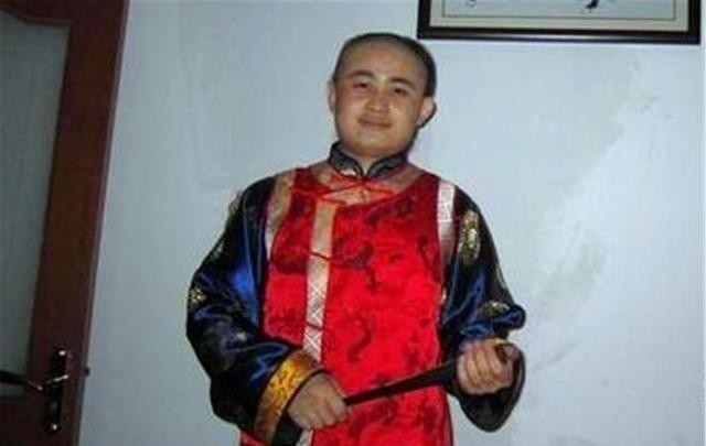 “慈禧后人”上相亲节目，自称皇室八阿哥，现场要求所有人下跪