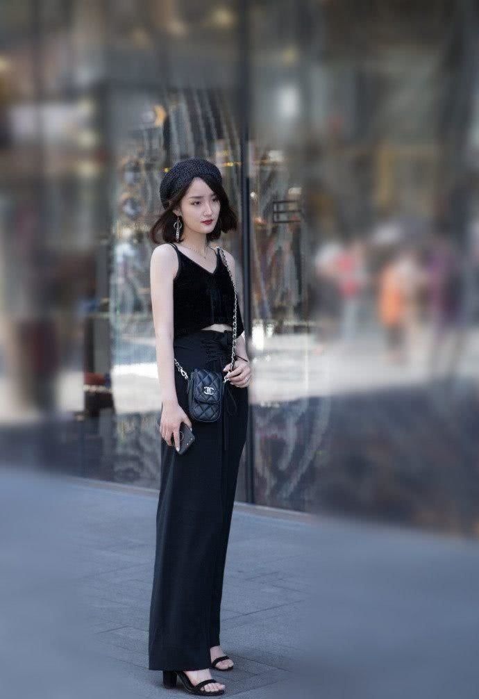 街拍：长发飘飘的小姐姐，身材微胖婀娜多姿，时尚大胆个性