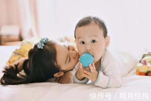 闺蜜|二胎家庭是鸡飞狗跳,还是相亲相爱,父母态度是关键