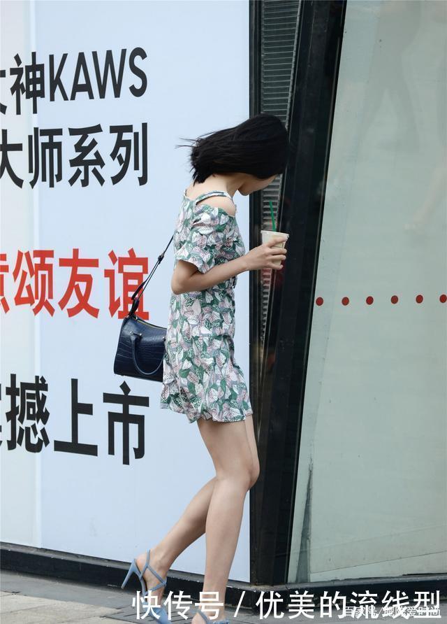 看起来|穿高跟鞋要穿细跟才显身材,搭配连衣裙更显气质