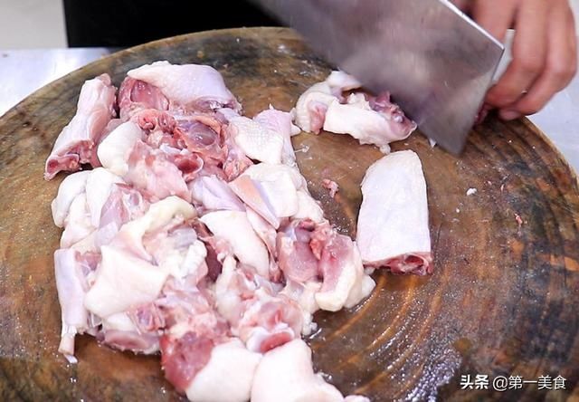 腐竹|鸭肉怎么焖才好吃？厨师长教你做法，出锅鲜香四溢，鲜嫩入味