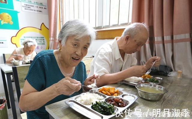 营养均衡|越上岁数的人，越要管住嘴！提醒：这5种食物，老年人要尽量少吃