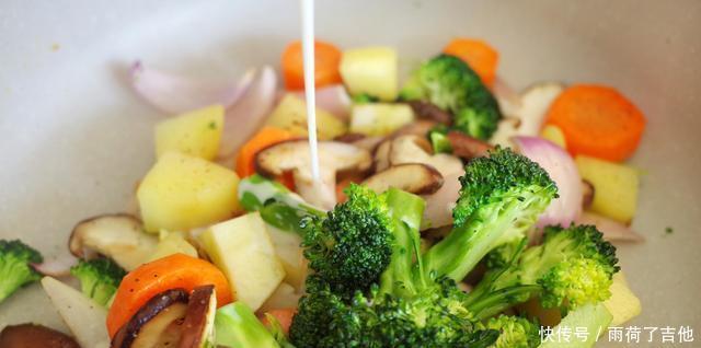 今日|今日食间|入冬天凉了,来一锅超暖的奶汁炖菜,全家老小都喜欢!