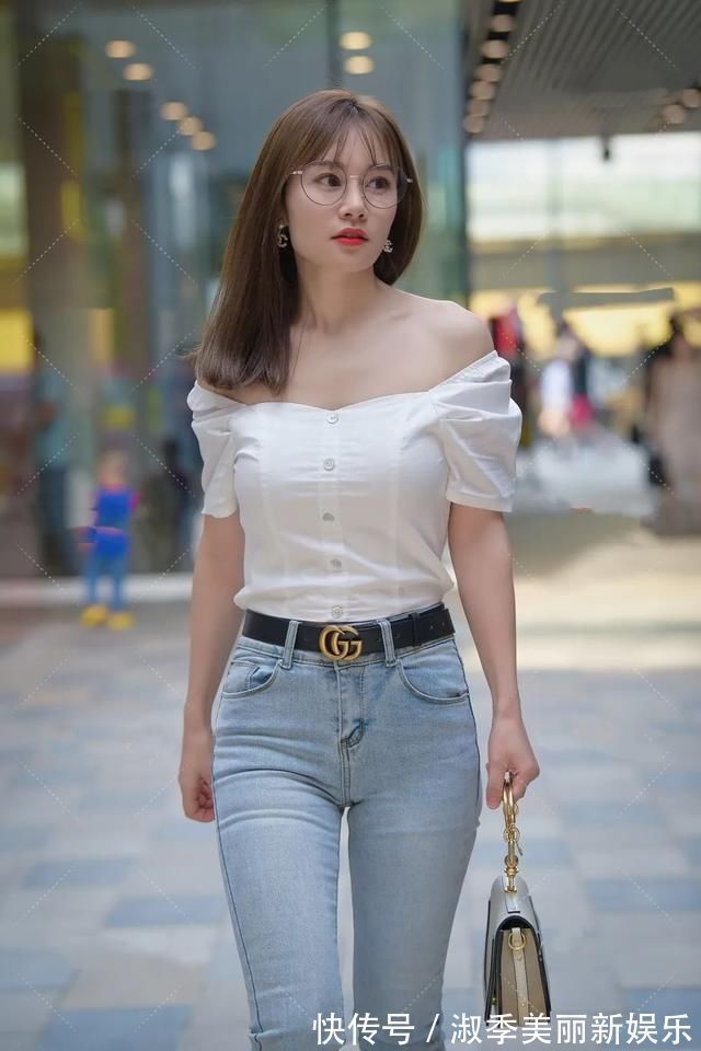 一字肩 一字肩上衣凸显气质搭配牛仔裤,精致端庄还显瘦