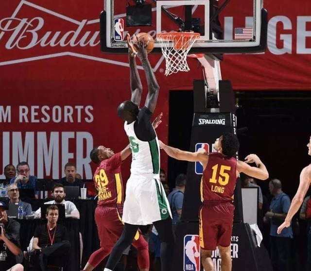 法尔|到底能长多高篮坛新星身高已与NBA第一巨人持平,姚明该乐了