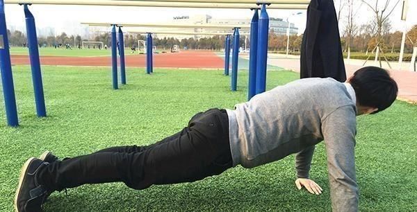 做俯卧撑|46岁男子,每天做50个俯卧撑,3个月后得到了什么你也可以试试