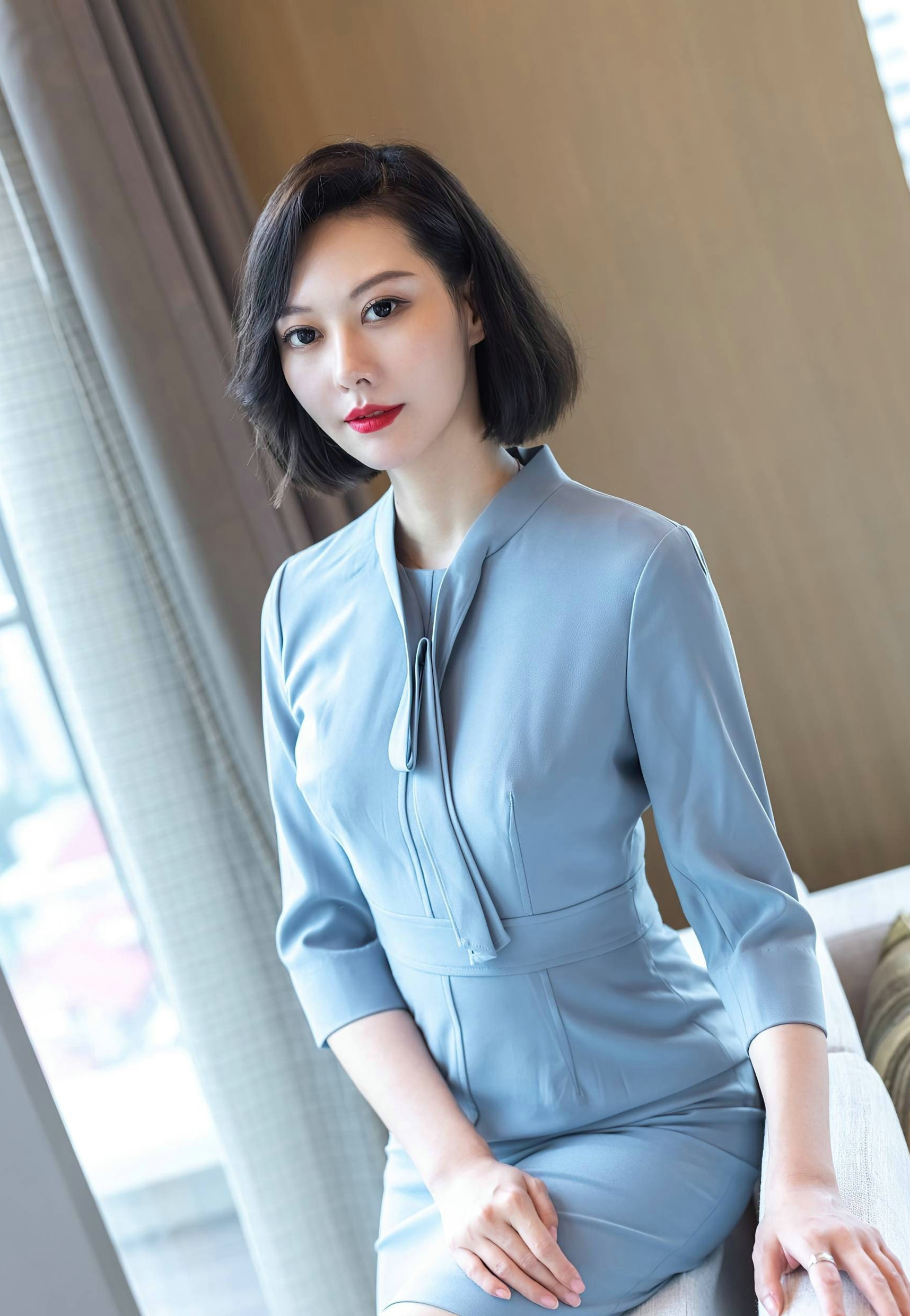 打底衫|蓝色的连衣裙, 简洁干练的款式很是时尚百搭, 凸显了女性的柔美感