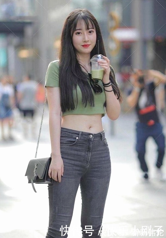 模特 模特轻便时尚的绿色短T,看到她,谁还会有心情想要逛街?