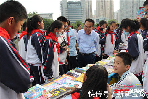 图书|操场变“集市”,书香溢校园 泰山实验中学开展首届图书漂流活动