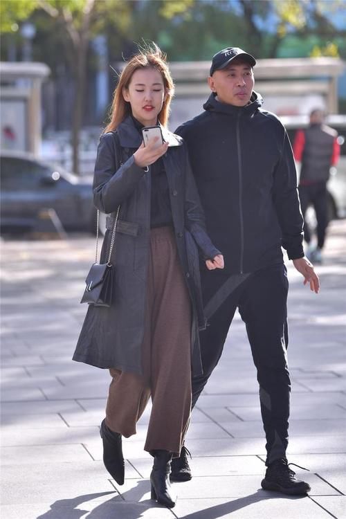 大长腿|粉色大衣搭出街太甜美，非常养眼好看，高贵的颜值和气质太高冷