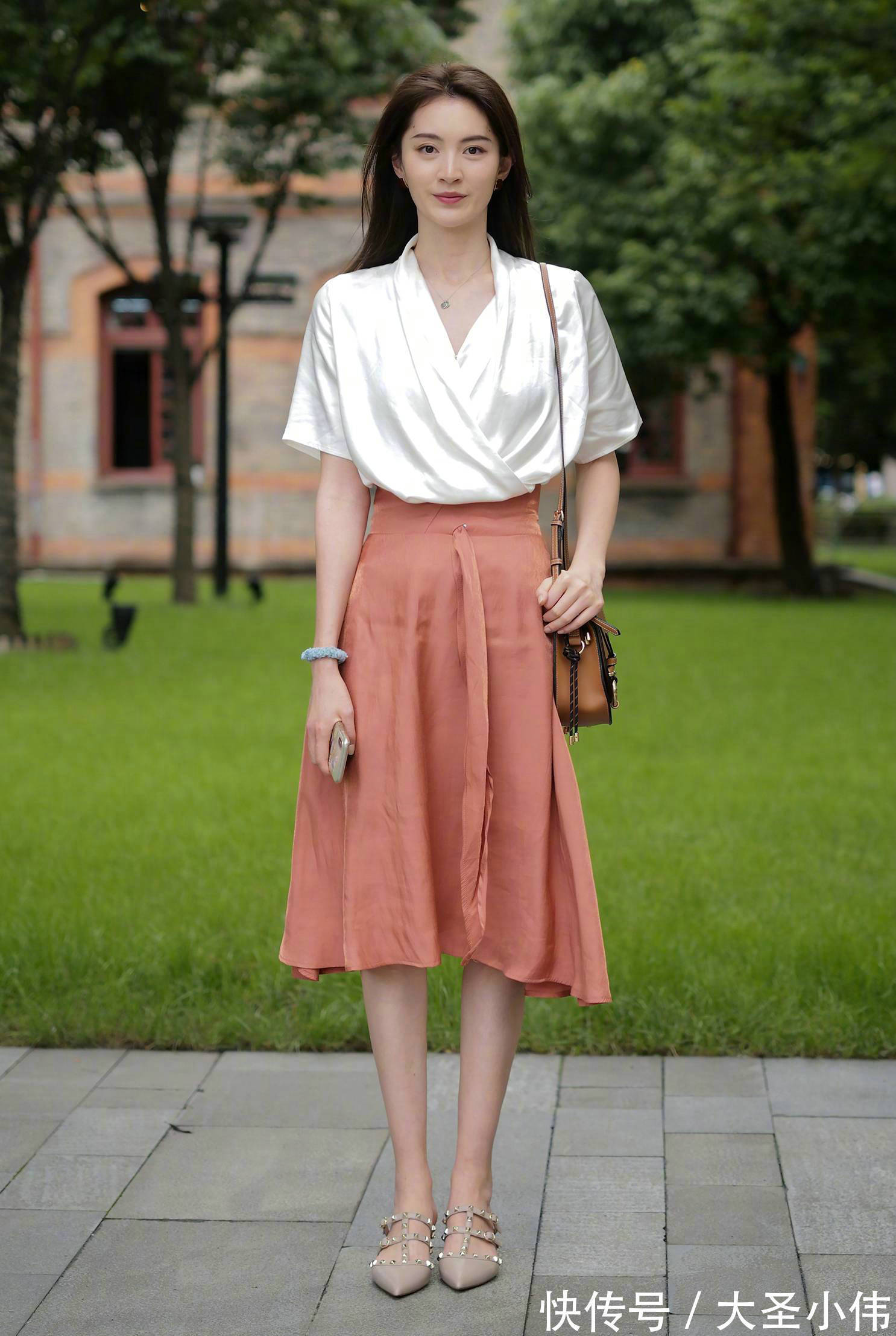 凉鞋|美女街拍:粉色裙身浪漫温馨,搭配一款细带凉鞋,穿搭十分的清甜显少女感