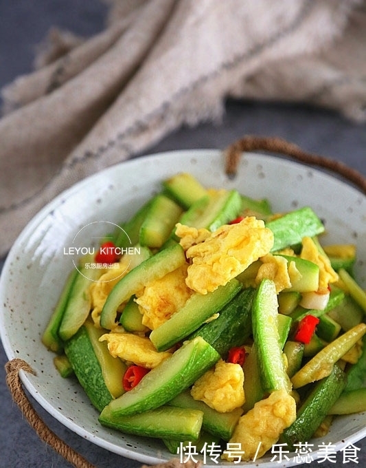 炒一盘西葫芦出少半盘汤?掌握3点,入味好吃,还不易出汤