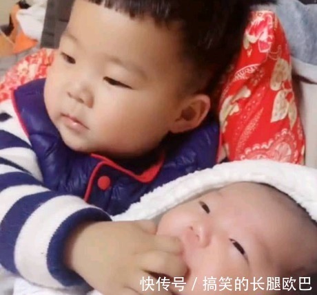 弟弟妹妹|3岁大宝看电视,3个月的妹妹忽然哭了,之后的画面很有爱