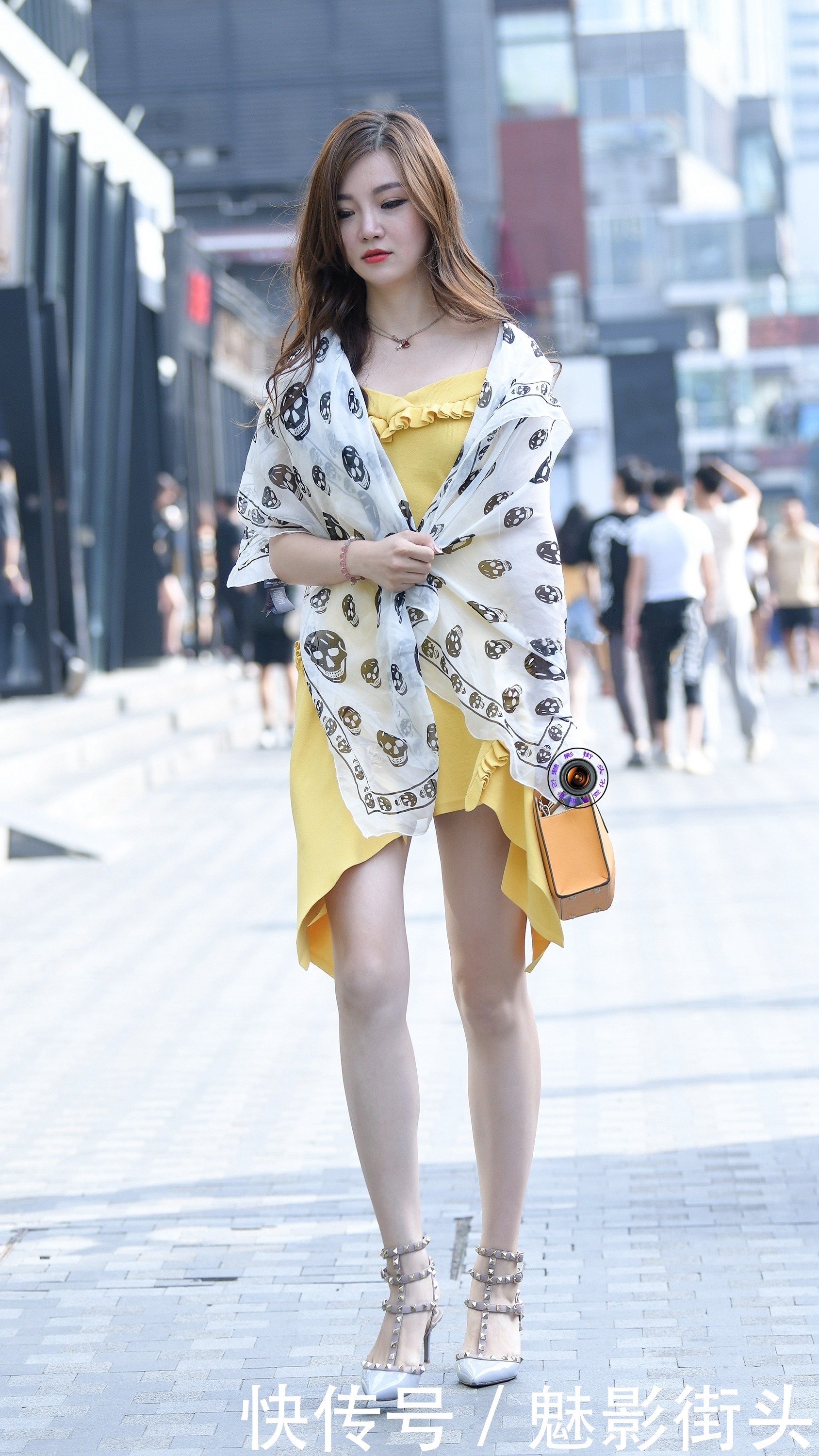  搭配|连衣裙搭配铆钉高跟鞋，再加一块披巾，美女是这样的妩媚而嫣润